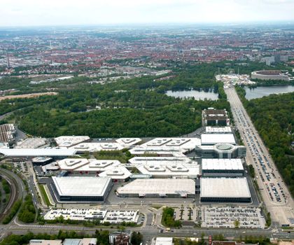 Sarnafil AT Dachbahn als Basis für 21.000 PV-Module auf sieben Hallendächern