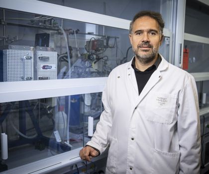 Dr. Mario El Kazzi im Labor für Batterieforschung