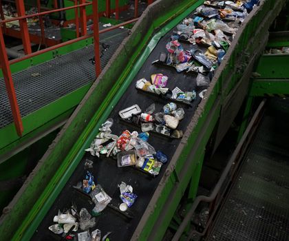 Track-and-Trace Technology: RFID Makes Packages Traceable in the Sorting Facility Track-and-Trace Technology: RFID Makes Packages Traceable in the Sorting Facility