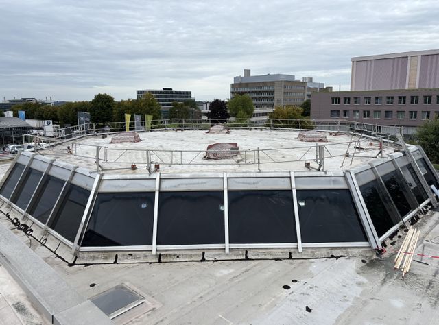 Insgesamt wurden rund 2000 m² zusammenhängende Flachdachflächen instandgesetzt.