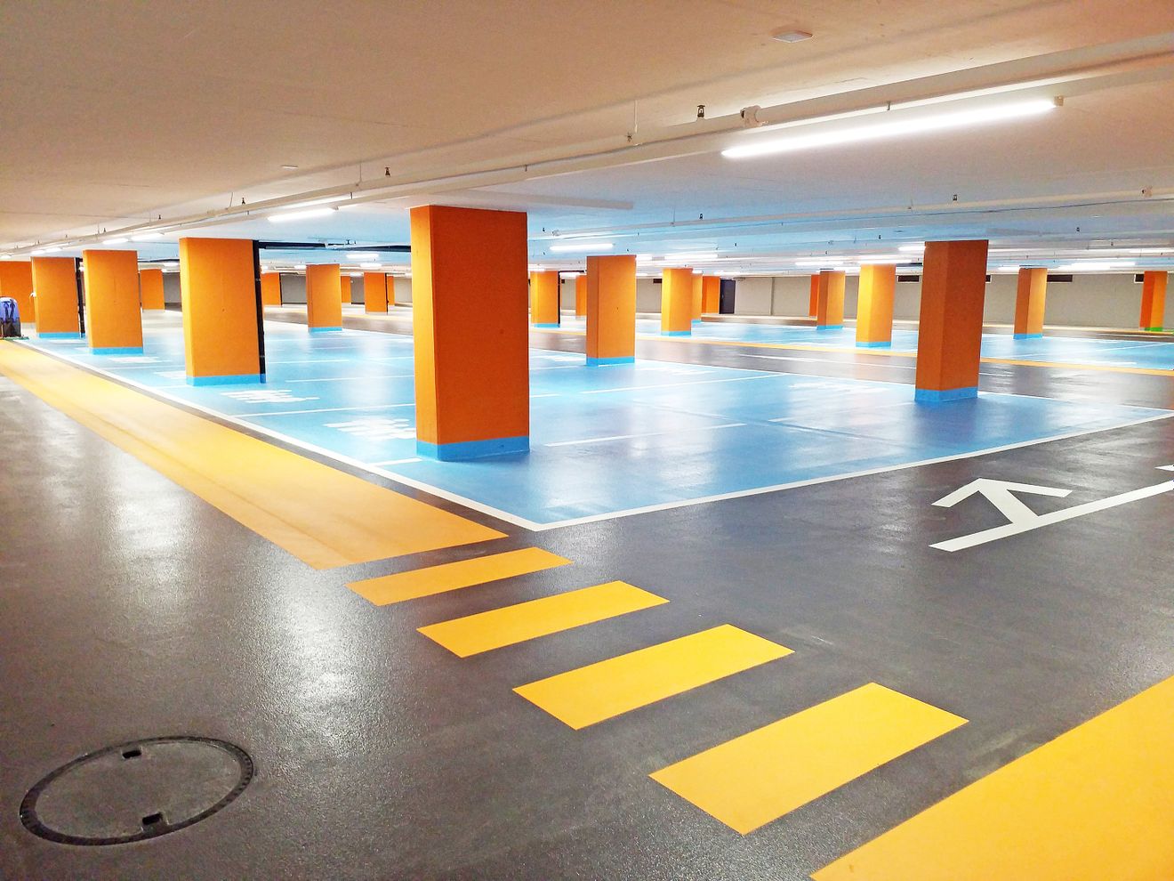BASF und Sika präsentieren Epoxidharz-Härter Baxxodur EC 15 auf dem Boden einer Tiefgarage