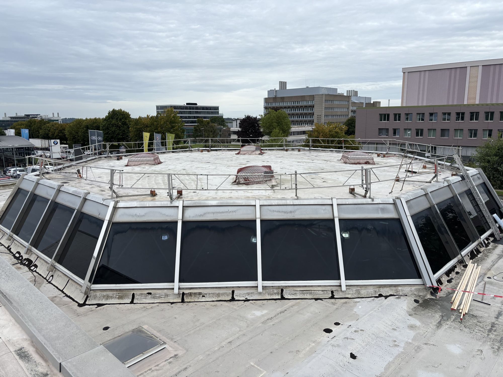 Insgesamt wurden rund 2000 m² zusammenhängende Flachdachflächen instandgesetzt. Insgesamt wurden rund 2000 m² zusammenhängende Flachdachflächen instandgesetzt.