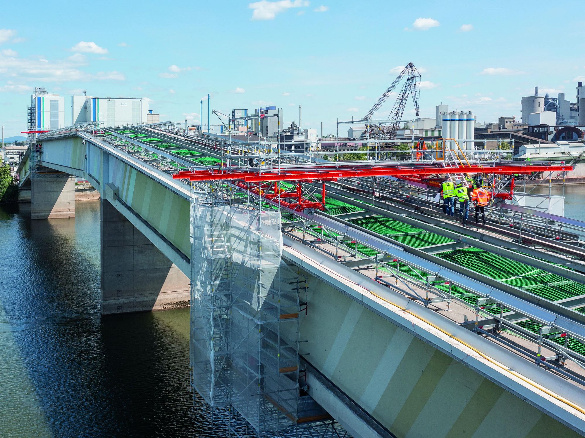 Der Blick auf die Brücke und das Gerüst von Peri