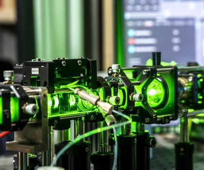 Die Sensorplattform detektiert mittels Laserlicht Nanokunststoffpartikel in Flüssigkeiten.