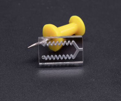 BMF Clear ermöglicht die skalierbare Herstellung von mikrofluidischen Bauelementen, Mikrolinsen und integrierten optischen Schnittstellen.