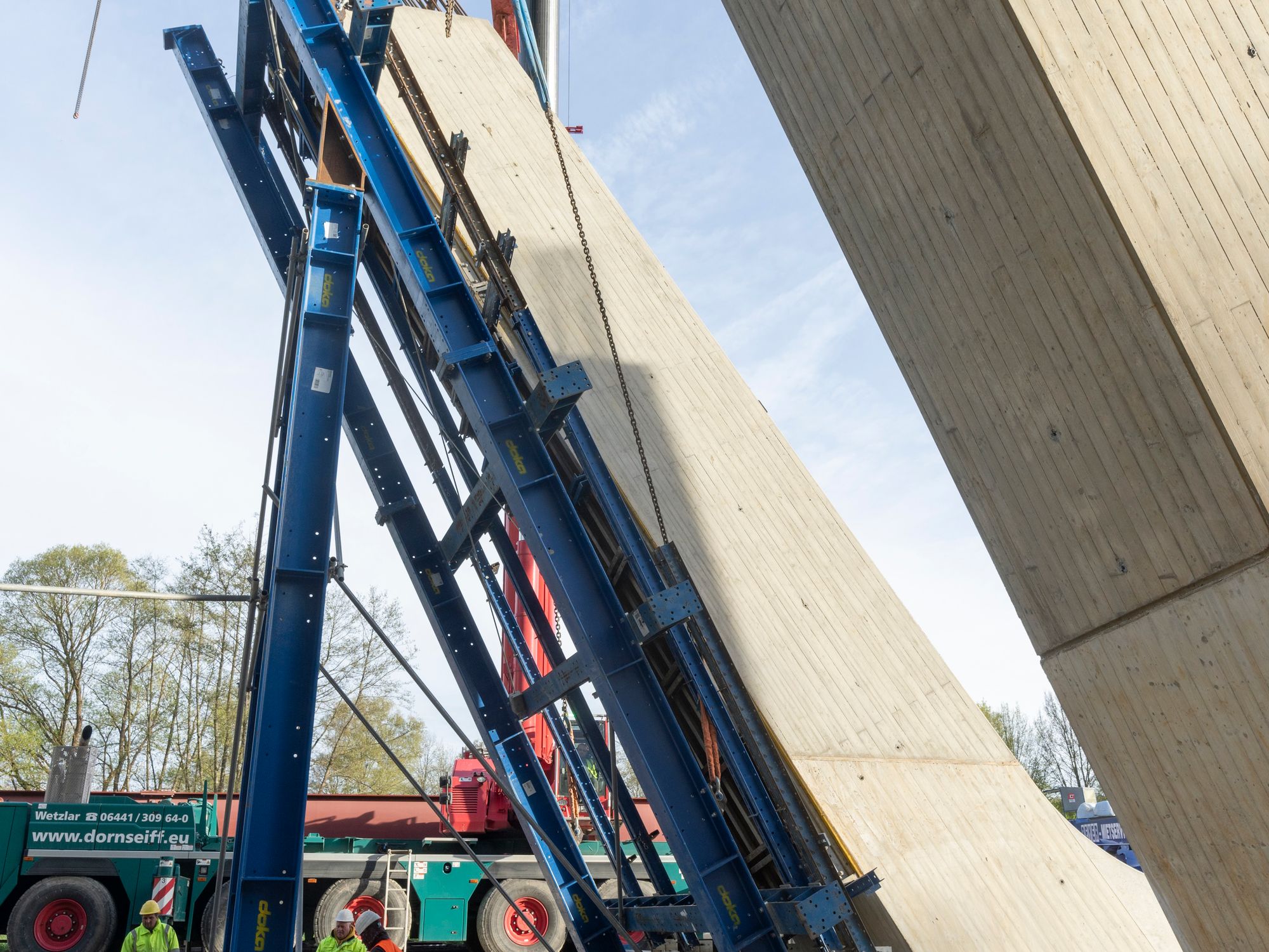 Um das Gewicht der 12 m hohen Pfeiler sicher abzuleiten, griffen Dokas Ingenieure auf ihren Traggerüst-Baukasten zurück.