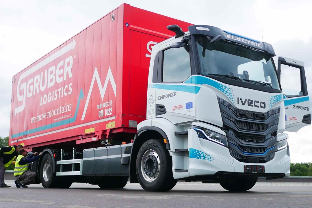 Nutzfahrzeuge: Emissionsfreier Schwerlastverkehr: Gruber Logistics, Iveco und AIT starten Praxistest Nutzfahrzeuge: Emissionsfreier Schwerlastverkehr: Gruber Logistics, Iveco und AIT starten Praxistest