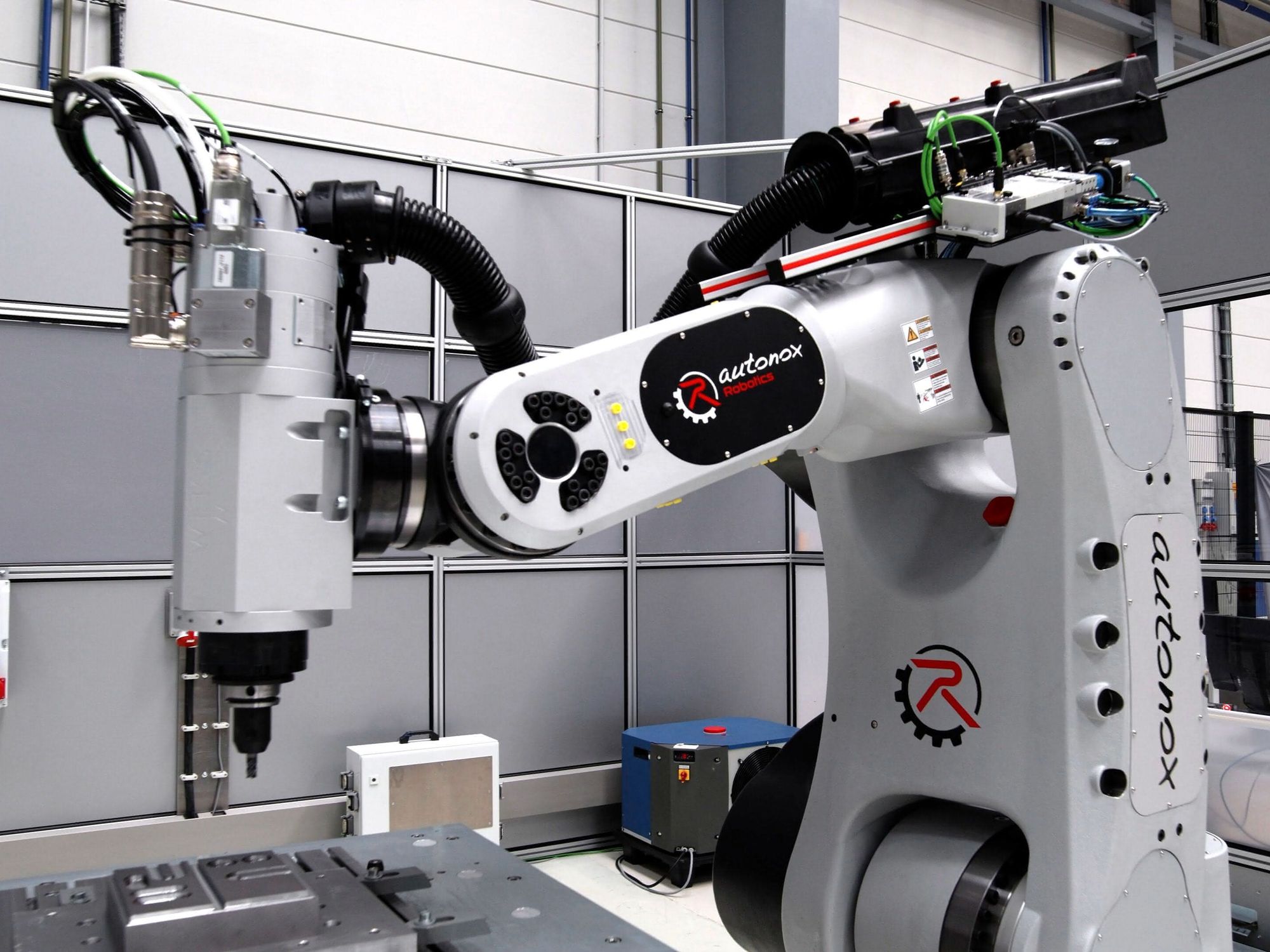 The robot/milling combination is mobile and can, for example, carry out maintenance work on the workpiece on site.
