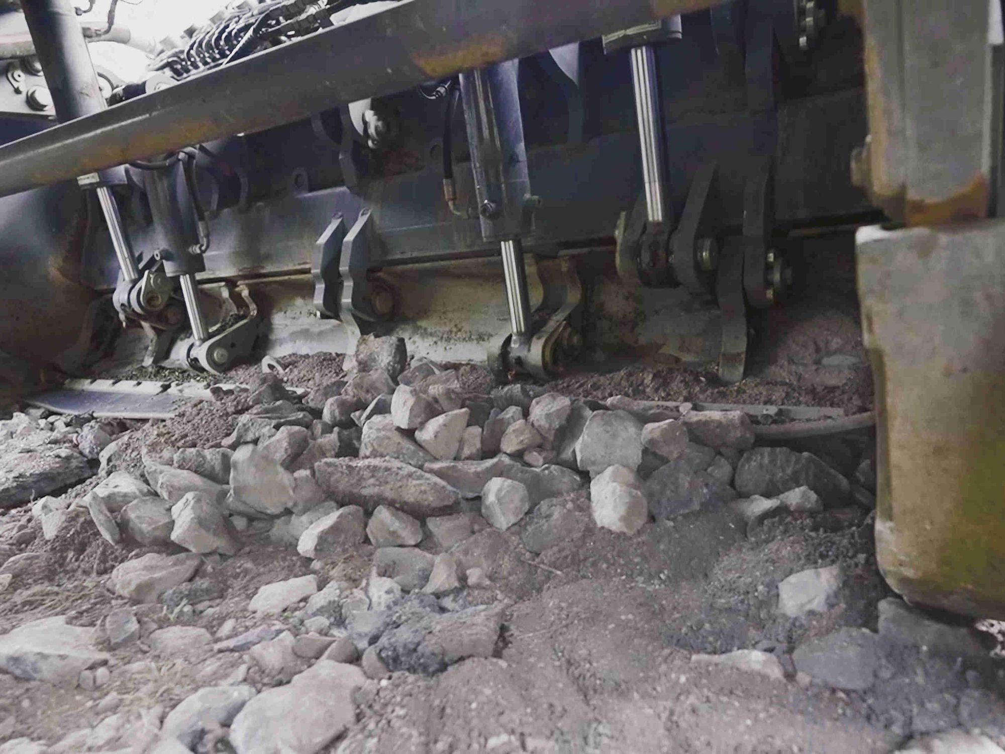 Packlagen und Steine mit einer Kantenlänge bis zu 300 mm können mit dem Wirtgen Rock Crusher gebrochen werden.