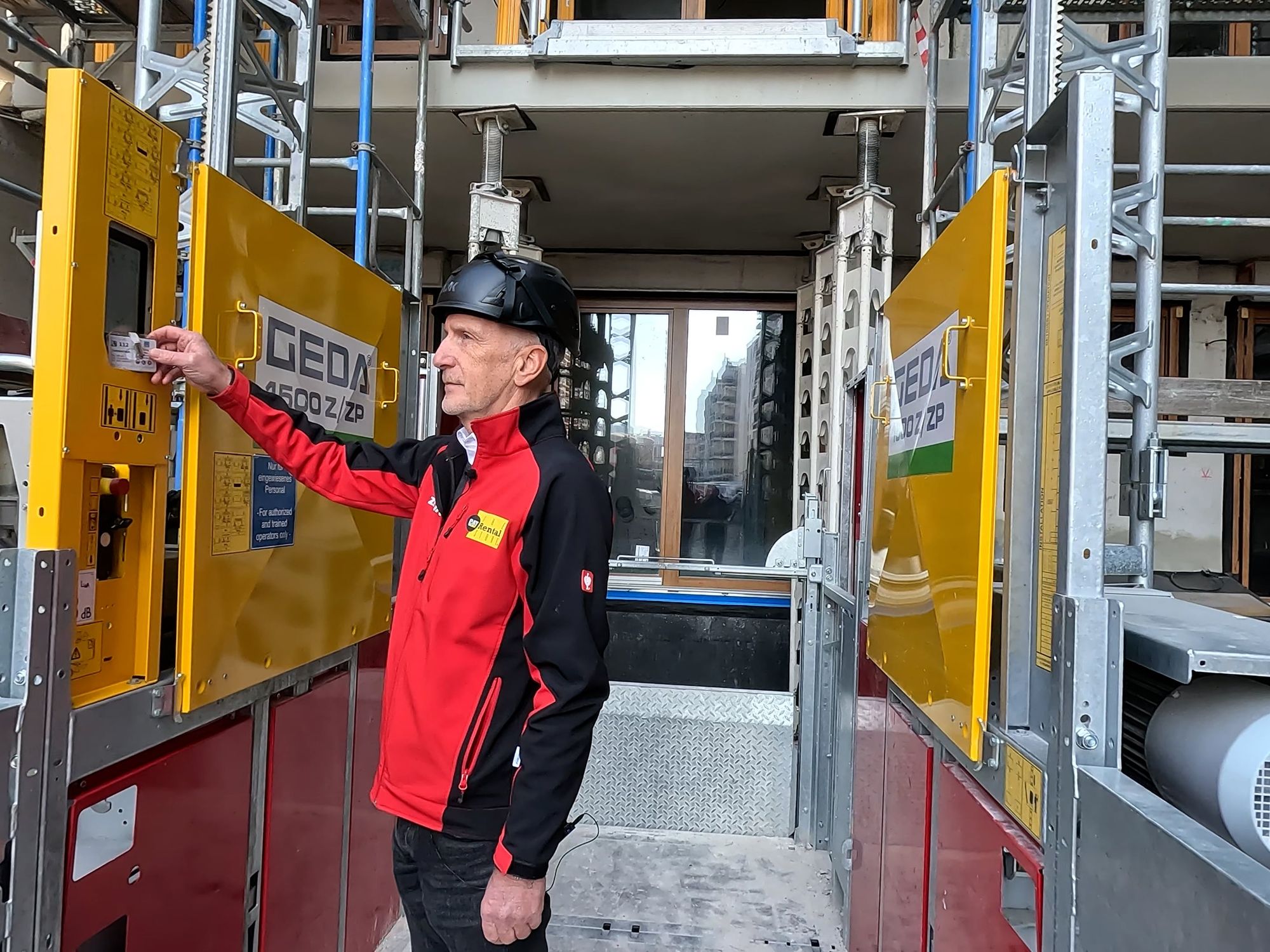 Für mehr Sicherheit, Transparenz und Effizienz sind neu zugeführte Personenbauaufzüge des Typs GEDA 1500 Z/ZP bei Zeppelin Rental ab sofort mit der IoT-Box Premium ausgestattet
