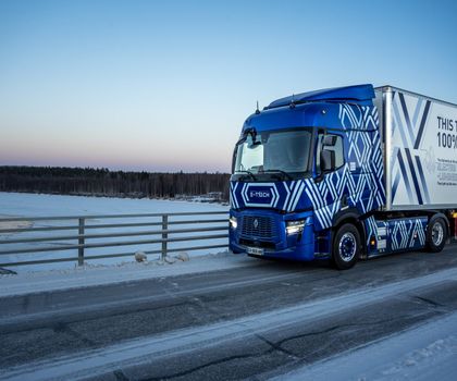 Der Renault E-Tech T während seiner Fahrt im Winter Der Renault E-Tech T während seiner Fahrt im Winter