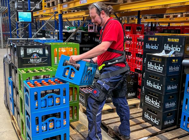 Arbeitsschutz: Bionic-Back-Exoskelett entlastet beim Kommissionieren Arbeitsschutz: Bionic-Back-Exoskelett entlastet beim Kommissionieren