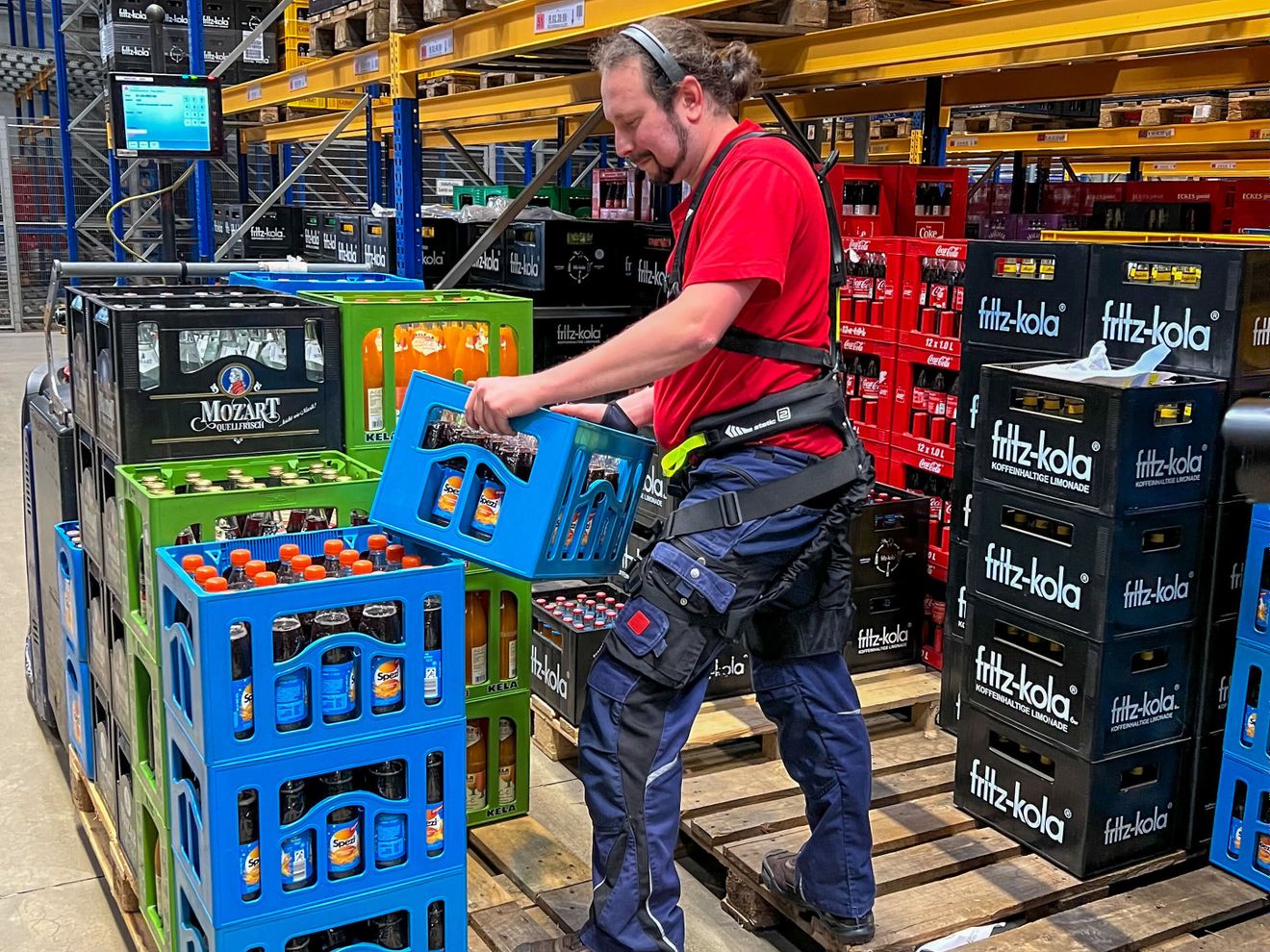 Occupational safety: Bionic back exoskeleton takes the strain out of order picking Occupational safety: Bionic back exoskeleton takes the strain out of order picking