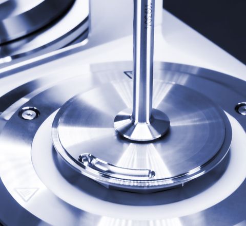 Untere Messplatte des Modular Compact Rheometer (MCR) von Anton Paar mit einer speziellen Rille Untere Messplatte des Modular Compact Rheometer (MCR) von Anton Paar