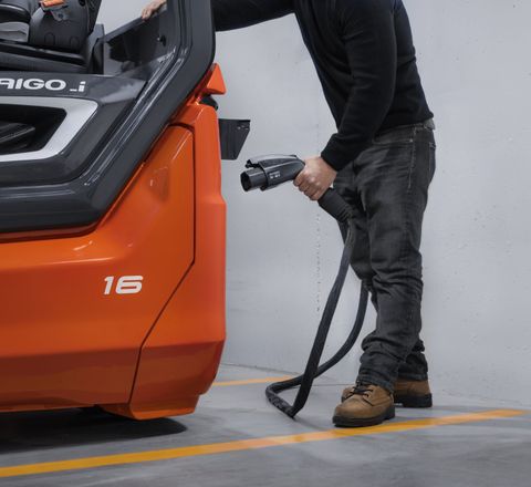 Peak load management in forklift trucks: Intelligent energy management prevents expensive power peaks Peak load management in forklift trucks: Intelligent energy management prevents expensive power peaks