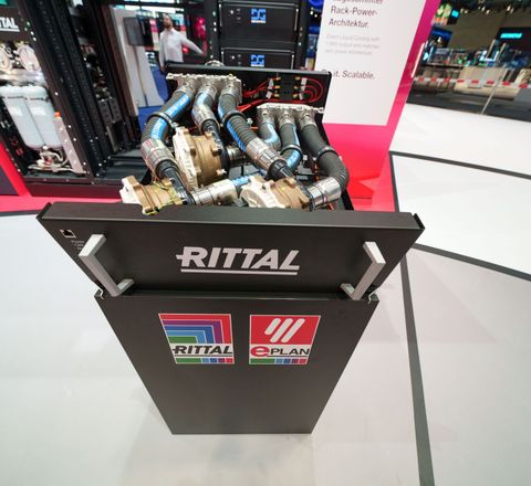 Der Kern der Rittal CDU: Die modularen Pumpeneinheiten fördern 1500 Liter pro Minute durch die 10 cm durchmessenden Rohre, um 1 MW KI-Rechenleistung zuverlässig zu kühlen. Der Kern der Rittal CDU: Die modularen Pumpeneinheiten fördern 1500 Liter pro Minute durch die 10 cm durchmessenden Rohre, um 1 MW KI-Rechenleistung zuverlässig zu kühlen.