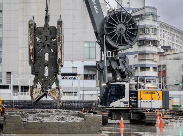 Teamwork in Taiwan: LBX 600 bereitet Weg für Schlitzwandfräse LSC 8-18