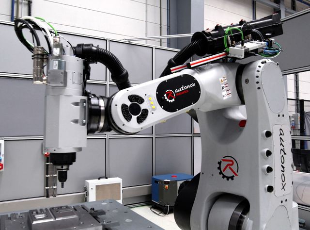 Die Roboter-Fräs-Kombination ist mobil einsetzbar und kann beispielsweise Instandhaltungs-Bearbeitungen am Werkstück vor Ort erledigen.