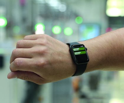 Die App auf der Smartwatch ermöglicht einen schnellen Zugriff auf Produktionsdaten und Benachrichtigungen direkt im Arbeitsablauf. Die App auf der Smartwatch ermöglicht einen schnellen Zugriff auf Produktionsdaten und Benachrichtigungen direkt im Arbeitsablauf.