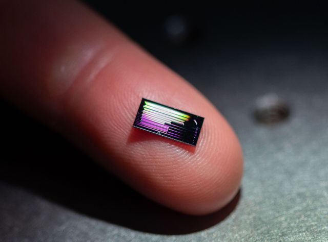 Der photonische Chip nutzt Zeit-Bin-Kodierung, um mehr Information pro Photon zu übertragen Entwickelt am Leibniz-IPHT in Jena und am INRS in Kanada: Der photonische Chip nutzt Zeit-Bin-Kodierung, um mehr Information pro Photon zu übertragen.