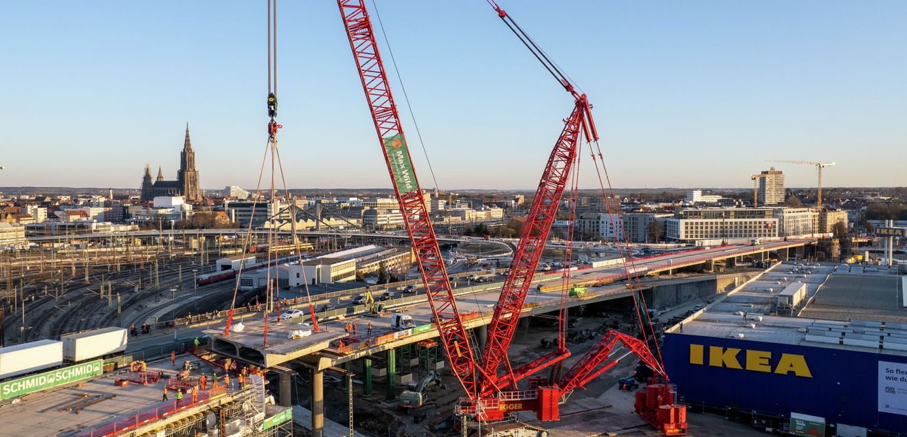 Raupenkran Ein roter Raupenkran LR 11000 von Liebherr im Einsatz auf der Baustelle.