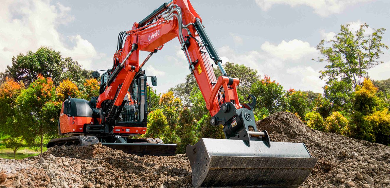 Kubota - Kompaktbagger und Spezialfinanzierungen im Fokus Ein Bagger von Kubota auf einem Baustellengelände