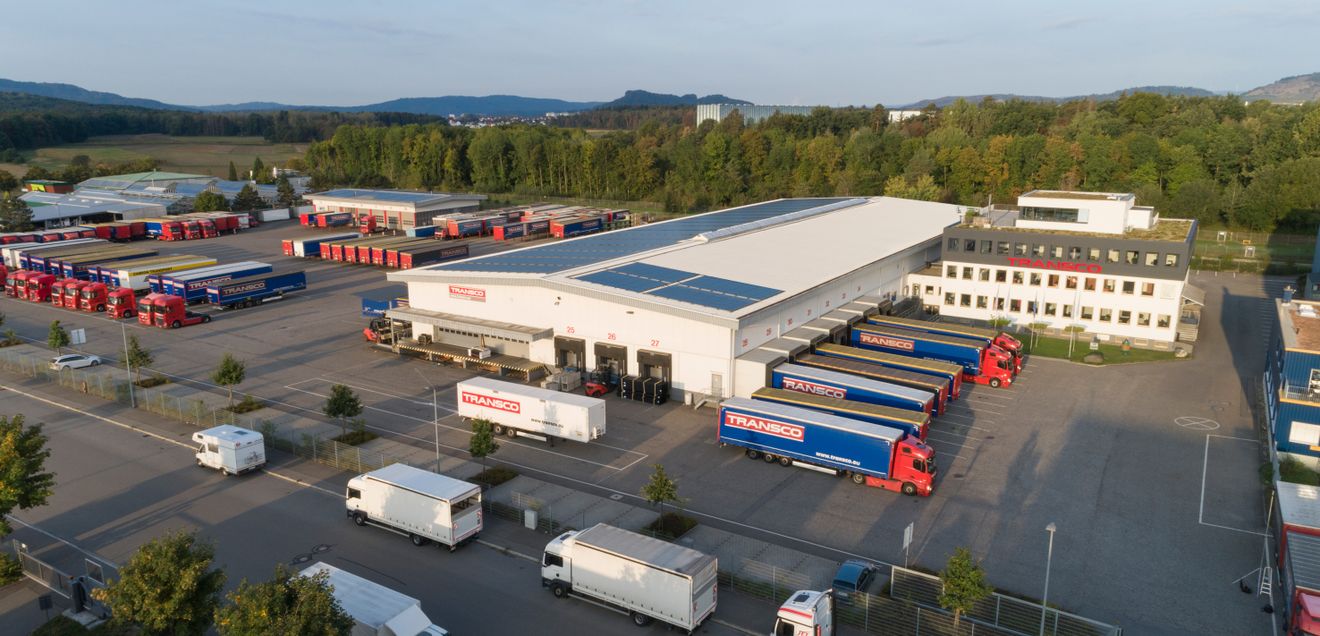 Am Standort Singen betreibt Transco eigene 300-kW-Ladesäulen, gespeist durch solarbetriebene Energie. Am Standort Singen betreibt Transco eigene 300-kW-Ladesäulen, gespeist durch solarbetriebene Energie.