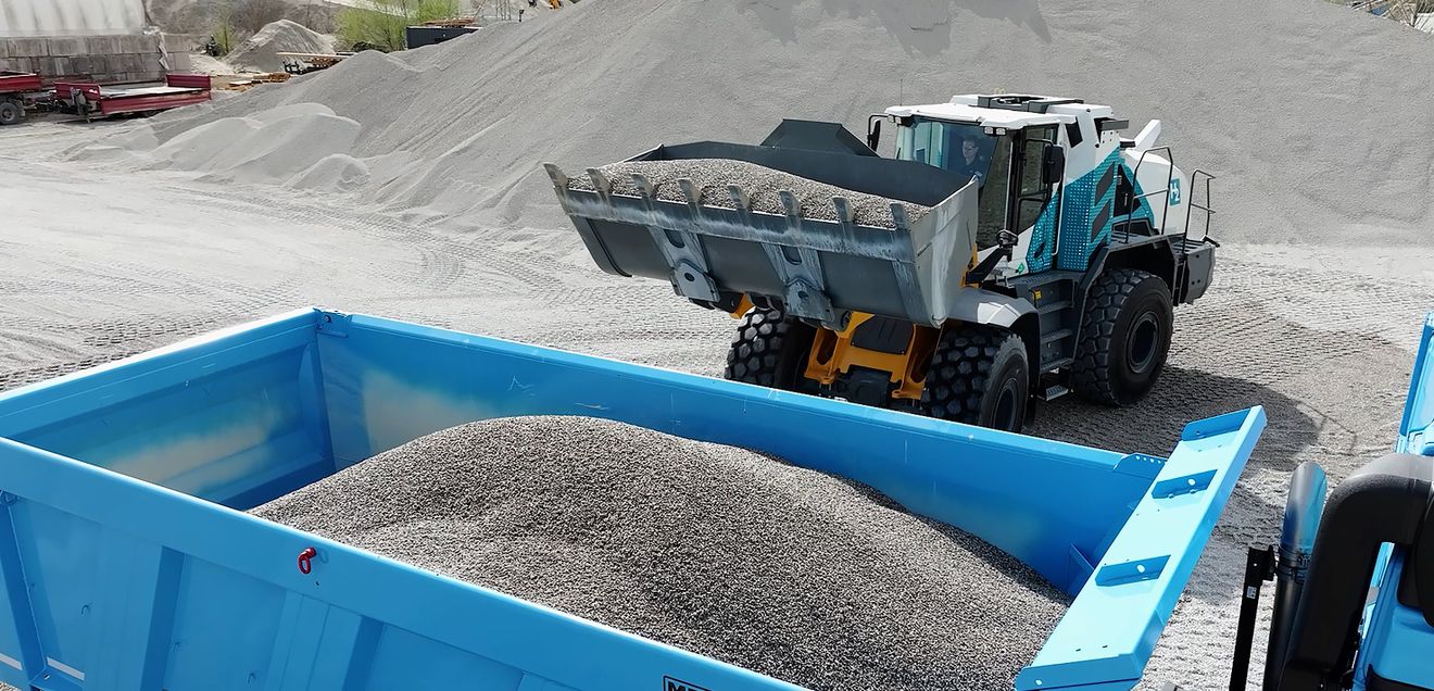 Radlader und Muldenkipper Der mit Wasserstoff betriebene Radlader einen H2-Lkw