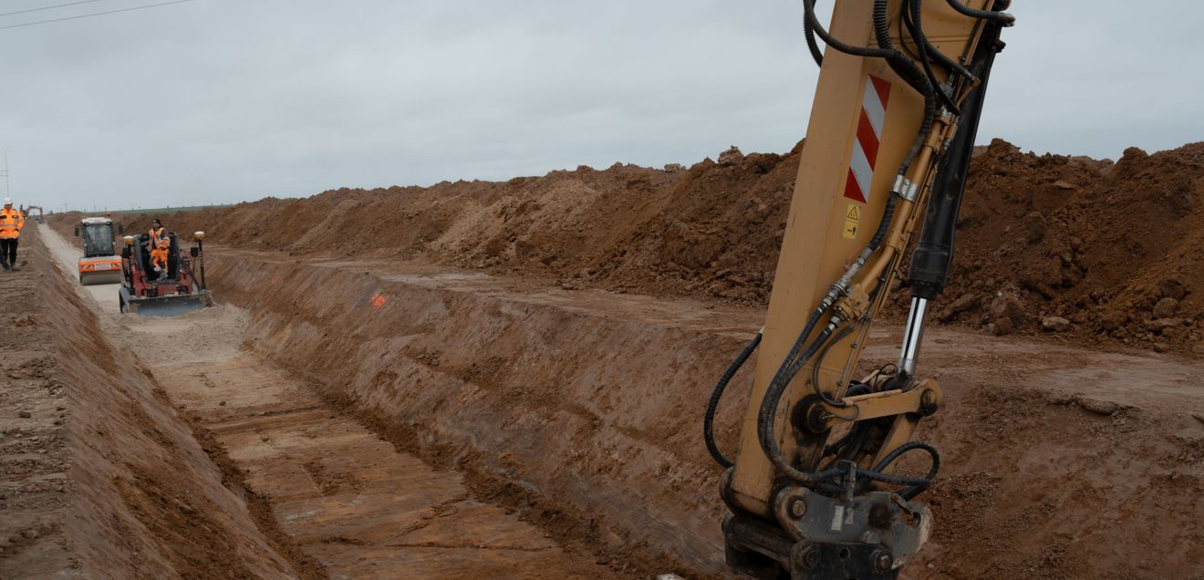 Tiefbauarbeiten an der Stromkabeltrasse SuedOstLink bei Etzdorf in Thüringen: Die STRABAG AG errichtet im Auftrag der Netzbetreiberin 50Hertz den 38 Kilometer langen Trassenabschnitt zwischen Eisenberg und Weida im thüringischen Vogtland. Ein Bagger gräbt im Vogtland Schächte für den Netzausbau