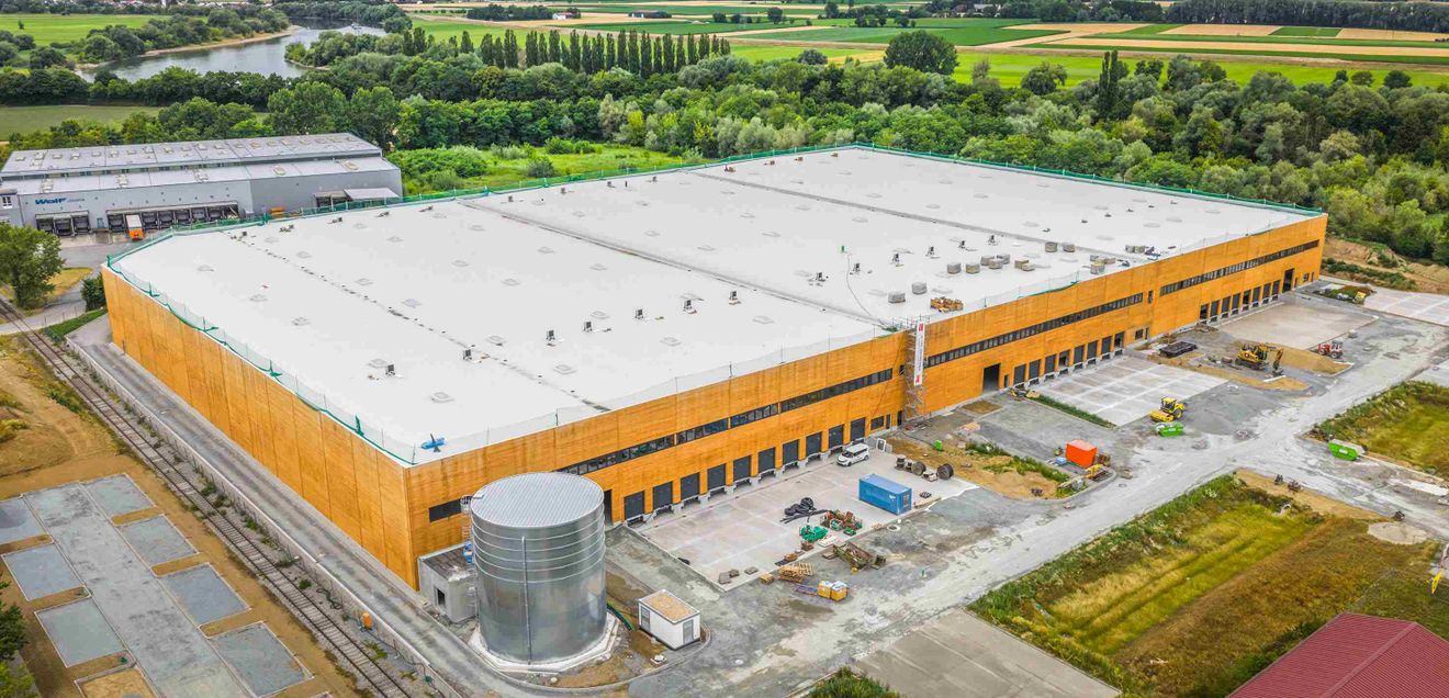 27.000 Quadratmeter Gesamtfläche: Richtfest für Europas größtes Logistikzentrum aus Holz 27.000 Quadratmeter Gesamtfläche: Richtfest für Europas größtes Logistikzentrum aus Holz