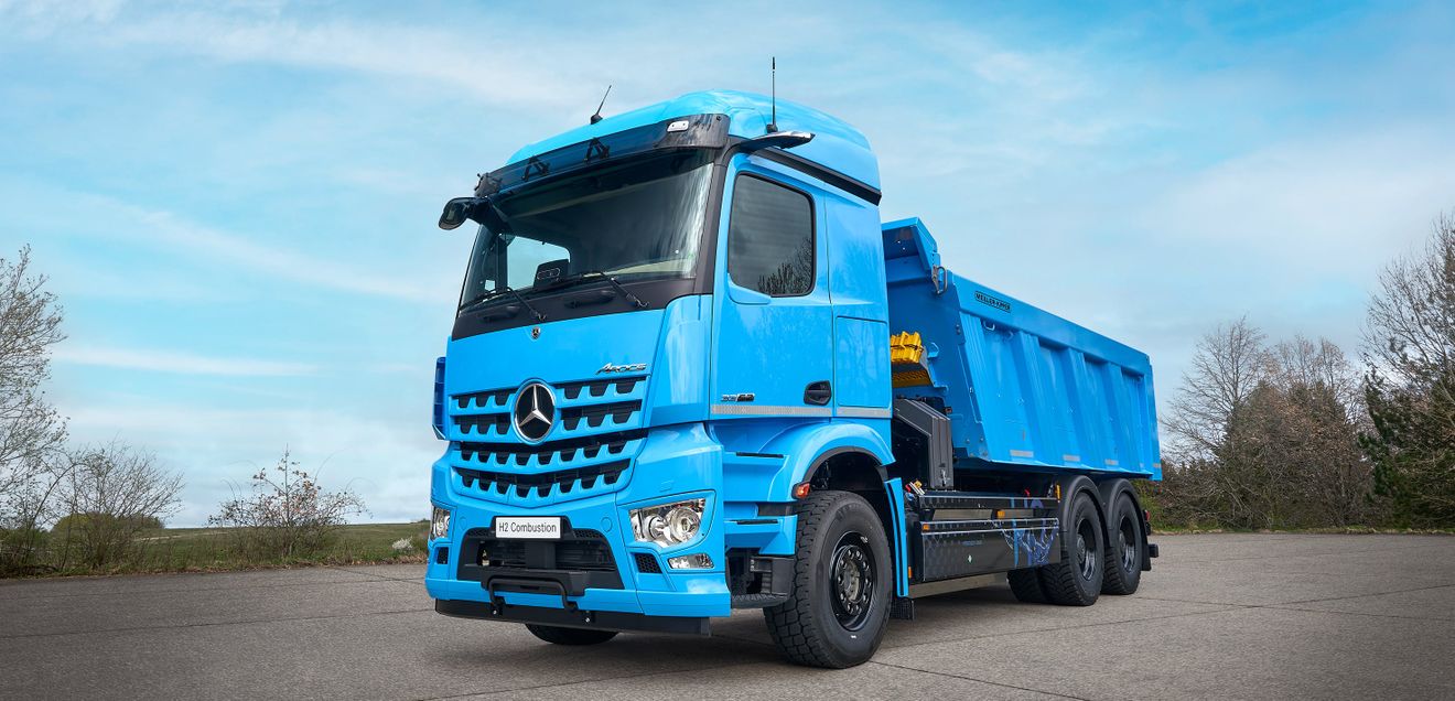 Wasserstoffbetriebener Muldenkipper von Daimler Truck Ein blauer wasserstoffbetriebener Muldenkipper von Daimler Truck