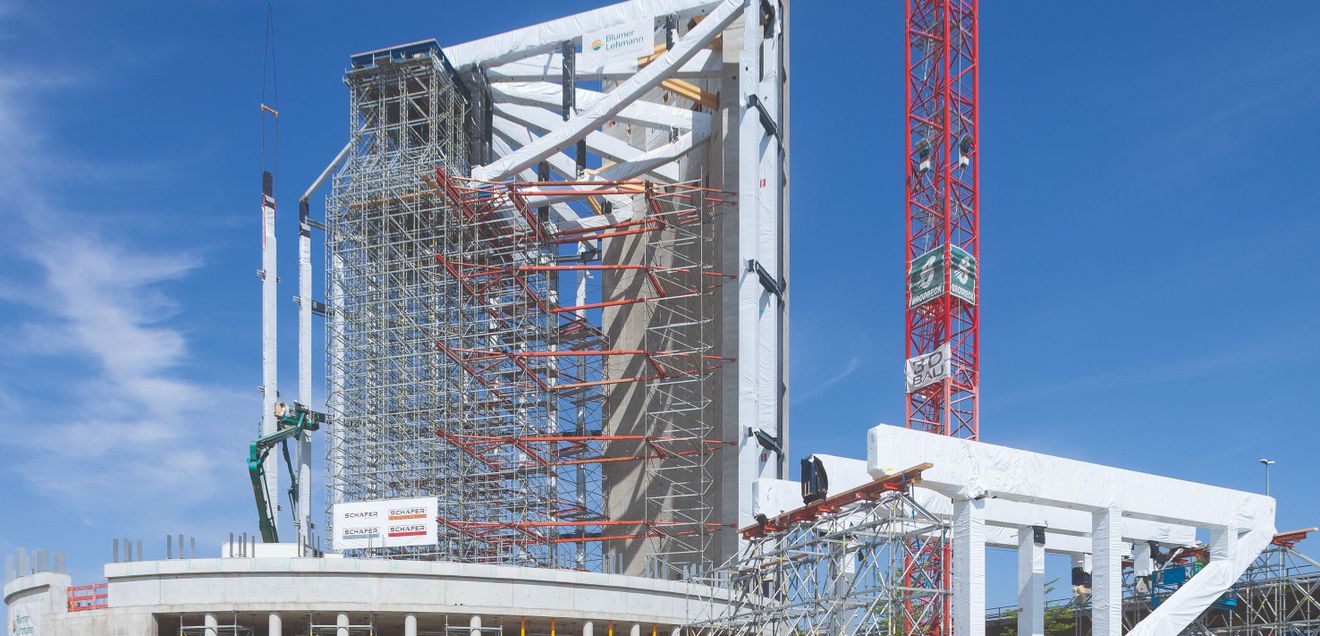 Die Vor- und Endmontage der Holzfachwerkträger erfolgte mithilfe einer ausgeklügelten PERI UP Gerüstlösung. Die Vor- und Endmontage der Holzfachwerkträger erfolgte mithilfe einer ausgeklügelten PERI UP Gerüstlösung.