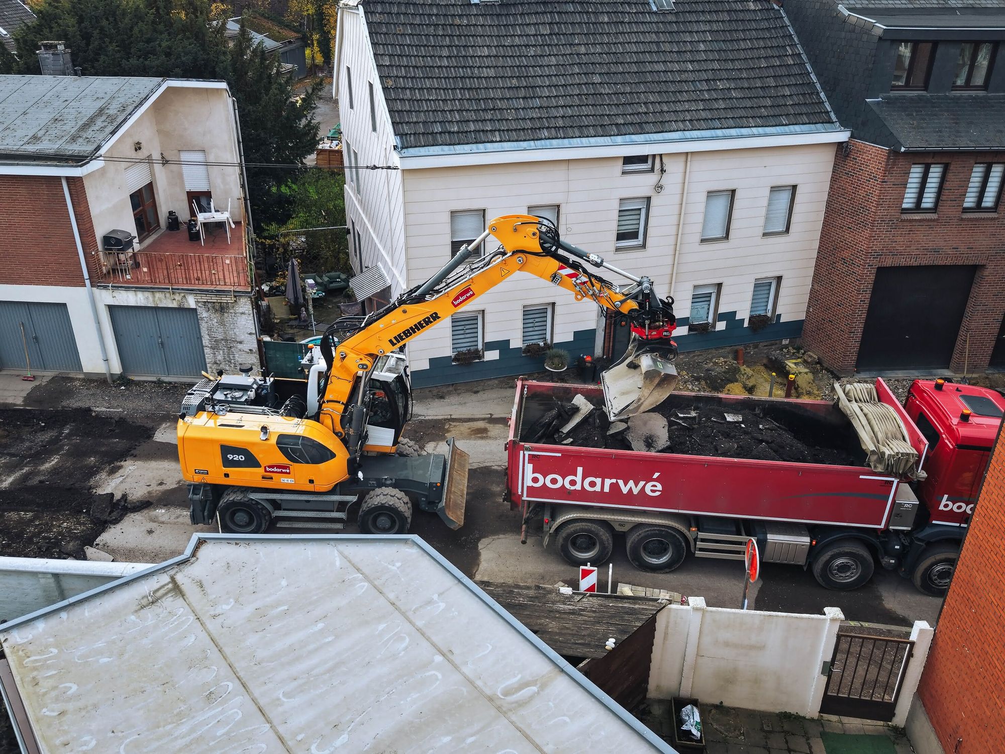 Ein Liebherr Bagger belädt einen Muldenkipper mit Material
