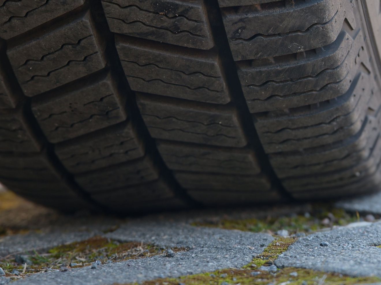 Ein großer Teil von Mikroplastik in der Luft ist auf Reifenabrieb zurückzuführen Autoreifen