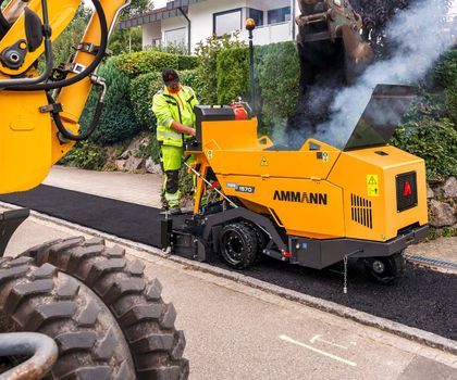 Ammann Tandemwalz Die neue Ammann Tandemwalze in gelber Lackierung im Einsatz