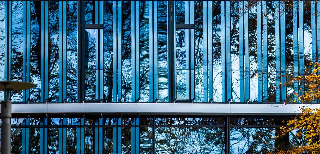 Gläserne Fensterfront: Das integrierte System von Sauter regelt Raumdruck, Raumtemperatur, Jalousien und Leuchten.