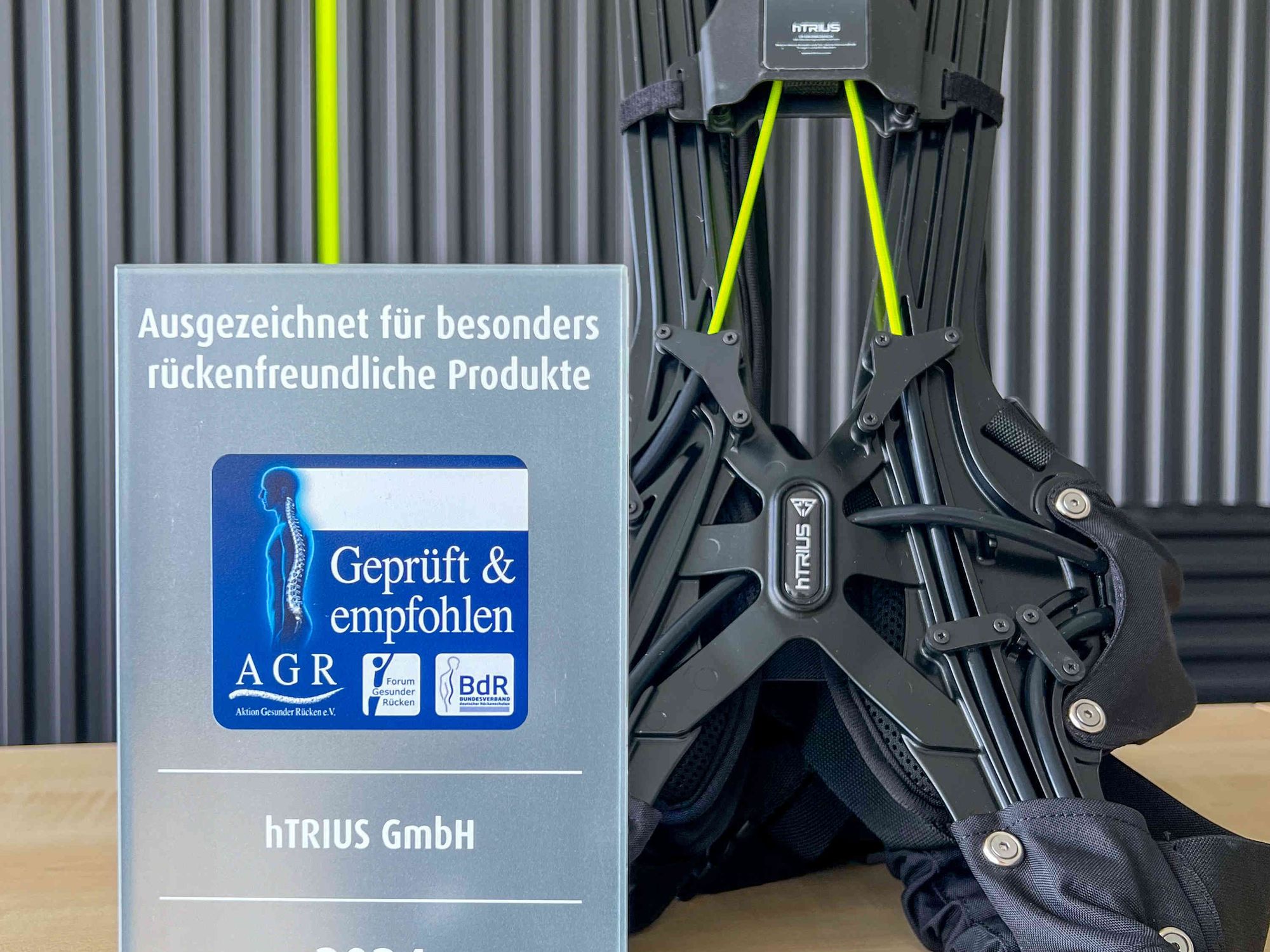 Das BionicBack hat das renommierte Gütesiegel der Aktion Gesunder Rücken e.V. für besonders rückenfreundliche Produkte erhalten. Nur Produkte, die als besonders rückengerecht eingestuft werden, erhalten dieses begehrte Siegel. Das prämierte Exoskelett mit dem Zertifikat