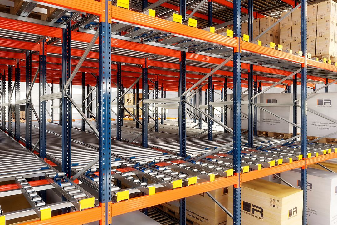 Pallet and cardboard box logistics: Economical transportation with gravity