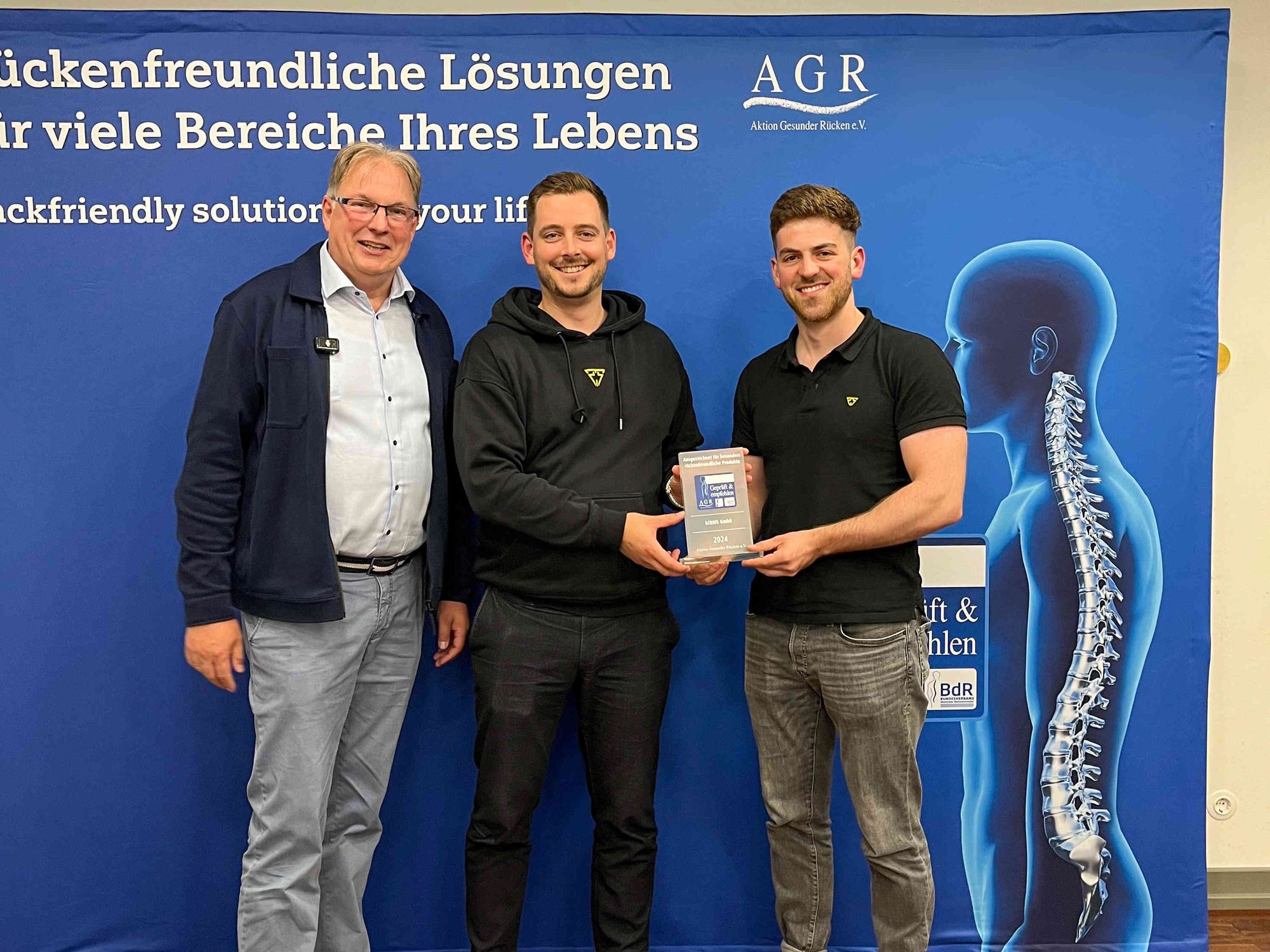V. l. n. r.: Detlef Detjen, Geschäftsführer bei Aktion Gesunder Rücken e. V., Dominik Heinzelmann, Gründer und Geschäftsführer von hTRIUS und Jonas Haag, COO von hTRIUS bei der Übergabe des Gütesiegels am 13.06.2024. Die Vertreter von hTRIUS und der Aktion Gesunder Rücken bei der feierlichen Übergabe des Zertifikats