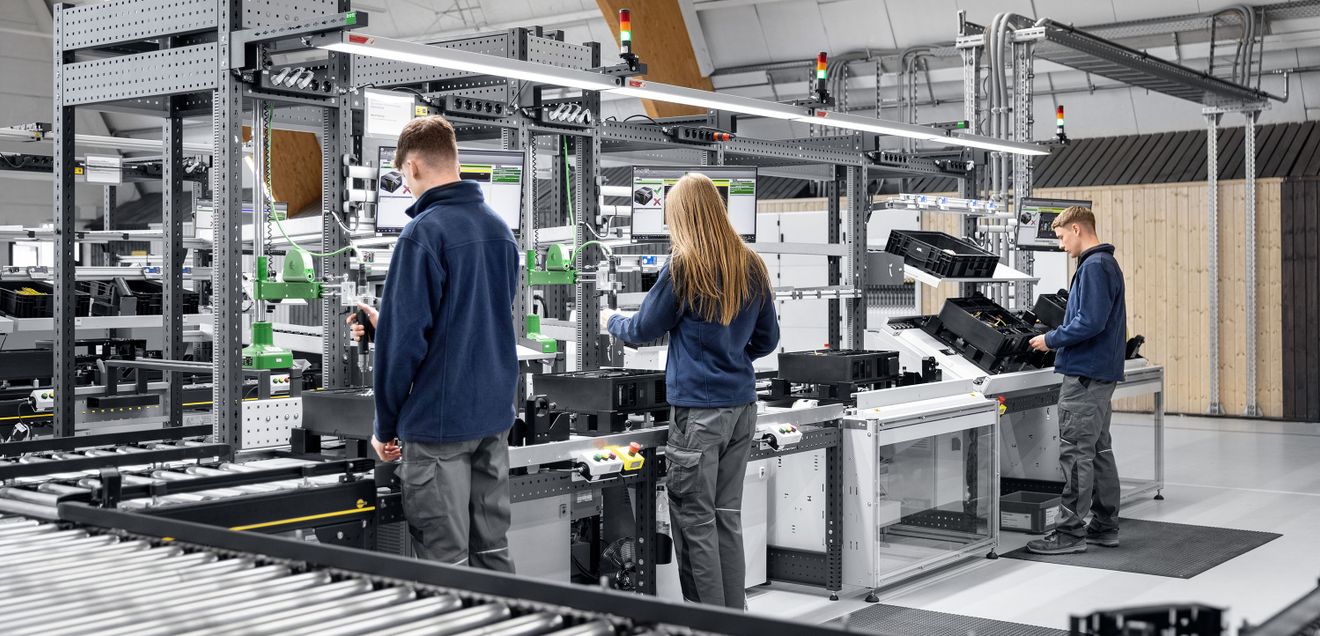 Anzeige: Digitalisierung der manuellen Montage – Bott Gruppe macht Effizienz planbar Ein System aus Rollbahnen verbindet die verschiedenen, teilweise in mehrfacher Ausführung vorhandenen Stationen – die Produktionssoftware elution two der Bott Gruppe steuert den Takt.
