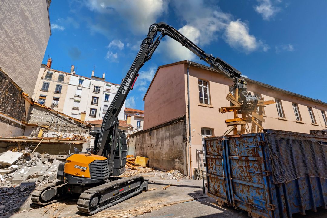 Neuer kompakter Abbruchbagger von Case Der neue Abbruchbagger von Case wie er mit einem Greifer Abbruchmaterial in einen Container legt