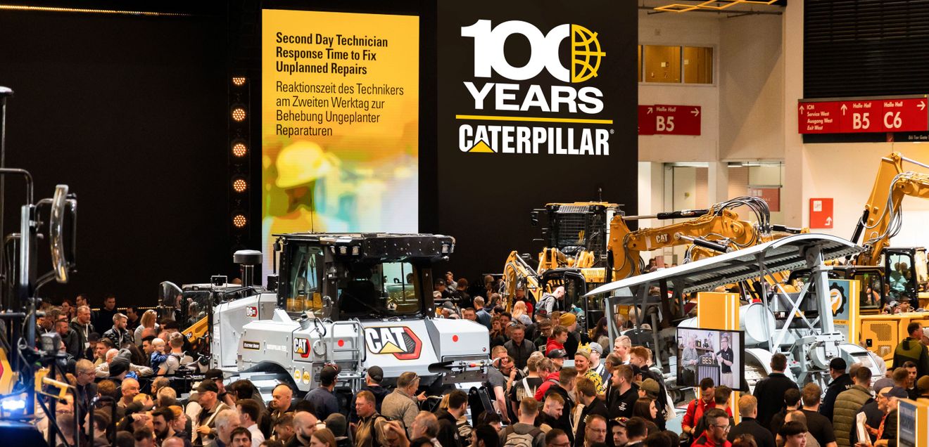 Mit ihrer grauen Lackierung grenzten sich die beiden Jubiläumsmaschinen von der Masse ab und spannten den Bogen zum Motto des bauma-Messeauftritts „The next 100 years“. Mit ihrer grauen Lackierung grenzten sich die beiden Jubiläumsmaschinen von der Masse ab und spannten den Bogen zum Motto des bauma-Messeauftritts „The next 100 years“.