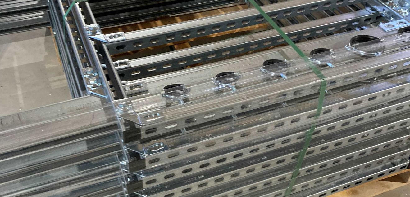 fischer Installationssysteme sichern Medienleitungen in neuer Montagehalle