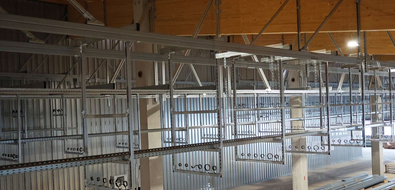 Clevere Technik beschleunigt Baufortschritt: Der Service der Vormontage in Kombination mit dem modularen Aufbau der passenden Verbindungs- und Konstruktionselemente ermöglichte die schnelle und einfache Installation der Medienleitungen in der neuen Produktionsstätte der Firma August Weckermann.