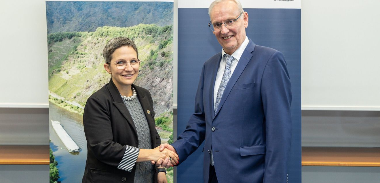 Dirk Schwardmann übernimmt Leitung der Bundesanstalt für Gewässerkunde (BfG) - Staatssekretärin Dr. Claudia Elif Stutz (BMV) gratuliert Staatssekretärin Dr. Claudia Elif Stutz (BMV), und Dirk Schwardmann, Präsident der BfG.