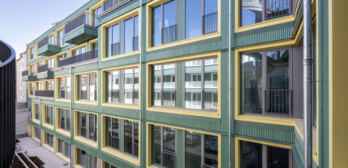 Holz-Hybrid Büro- und Wohnensemble in München