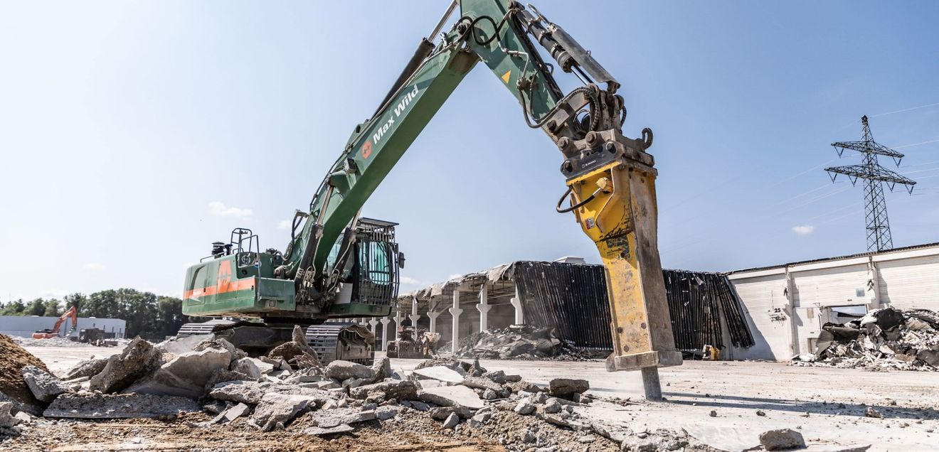 Max Wild Ein Bagger auf einer Abbruch-Baustelle von Max Wild
