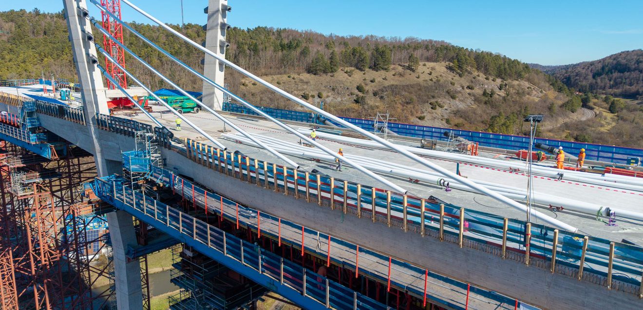 Mit dem Beginn des Schrägseileinbaus wird die Hochbrücke Horb erstmals als zusammenhängendes Bauwerk sichtbar. Mit dem Beginn des Schrägseileinbaus wird die Hochbrücke Horb erstmals als zusammenhängendes Bauwerk sichtbar.