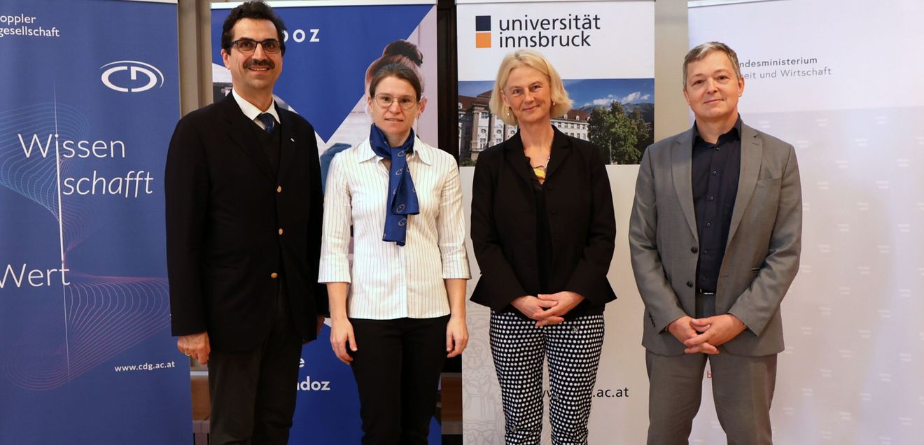 Christian Doppler Labor: Uni Innsbruck und Sandoz forschen gemeinsam Martin Gerzabek (Präsident Christian Doppler Forschungsgesellschaft), Doris Braun (Leiterin des CD-Labors), Veronika Sexl (Rektorin der Universität Innsbruck) und Markus Becker (Head Strategic Sourcing, Sandoz GmbH)