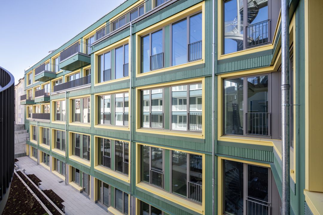 Holz-Hybrid Büro- und Wohnensemble in München
